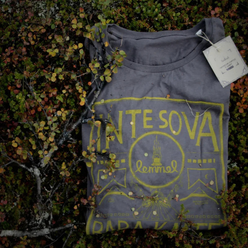 T-shirt "Inte Sova" - Fast tvål, kaffe & lakrits - Katoppa.se Karlskoga