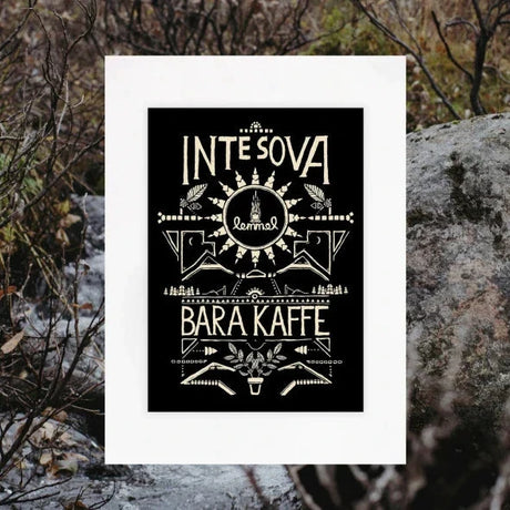 Poster "Inte Sova Bara Kaffe" A2 - Fast tvål, kaffe & lakrits - Katoppa.se Karlskoga